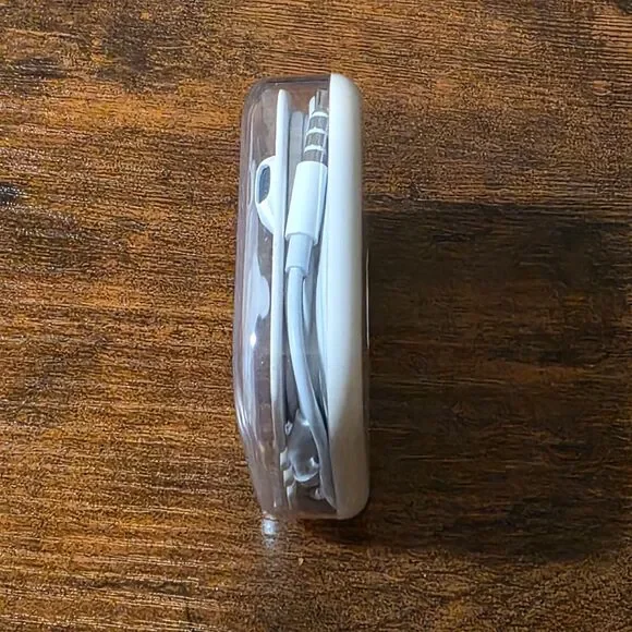 Apple iPhone EarPods Wired Earbuds 3.5mm Jack – White – Unused And Work Great - Picture 2 of 4